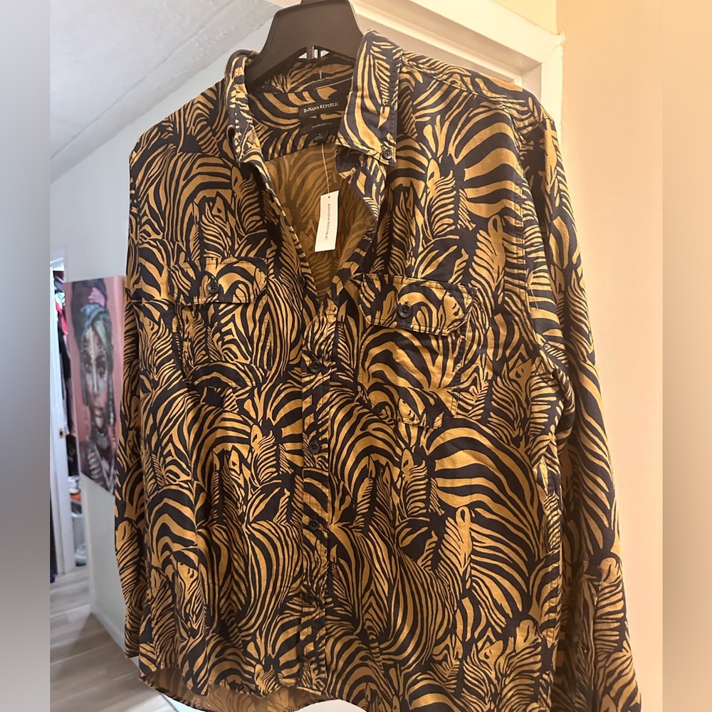 Gorgeous banana republic shirt. Size L